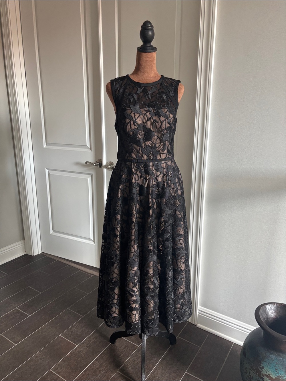NWOT Carmen Marc Valvo lace midi dress